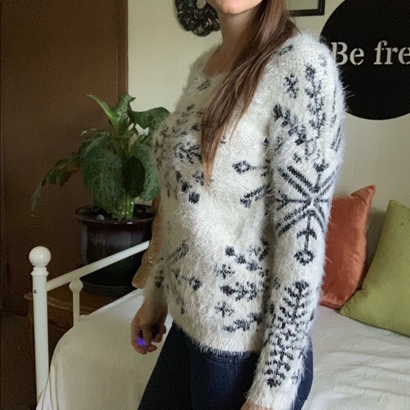 💛 SO SOFT* Cream and black snowflake knit sweater - Picture 2 of 15